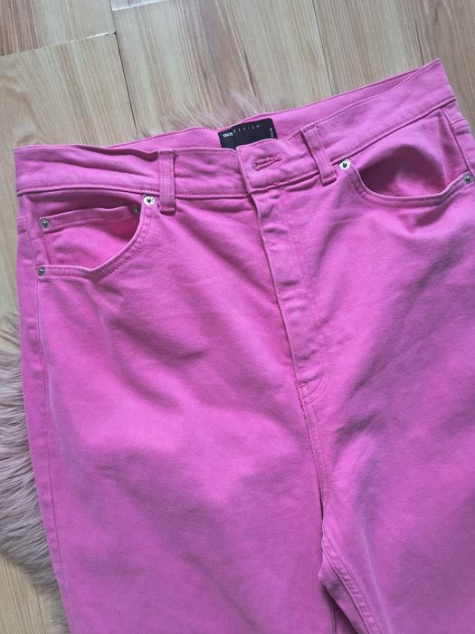 Jeansy z szerokimi nogawkami