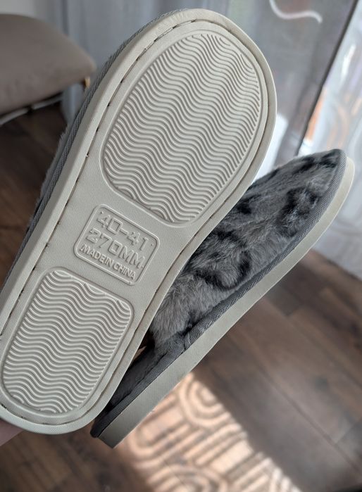Klapki pantofle kapcie logowane szare nowe 40-41