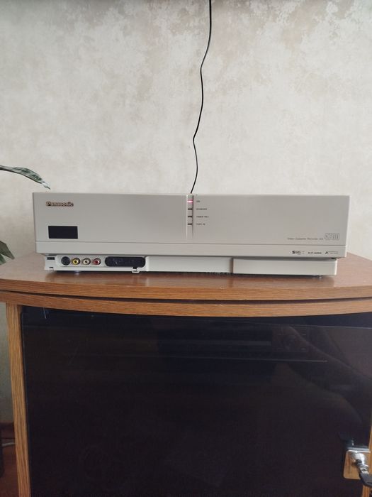 Професійний відеомагнітофон Panasonic серії AG-4700
