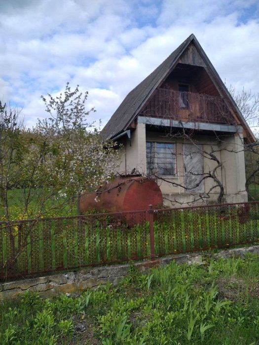 Земельна ділянка з дачним будинком в м. Заставна