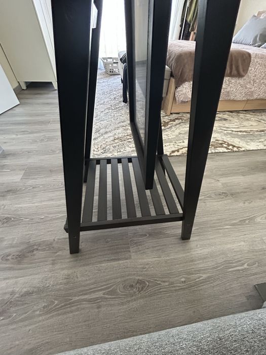 Vende-se espelho com base, em madeira, castanho escuro,do IKEA