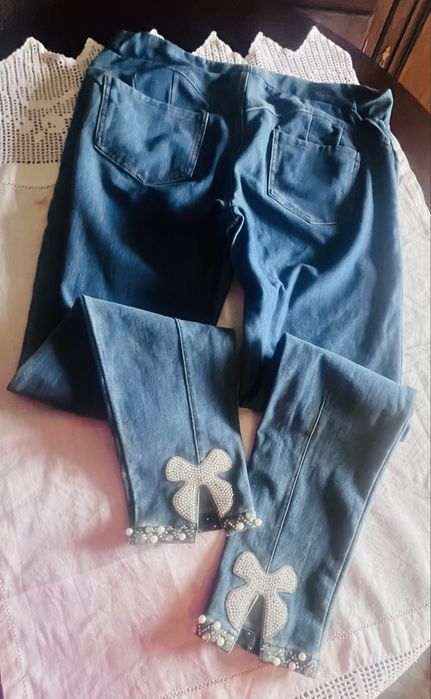 calça ganga com feitios de brilhantes