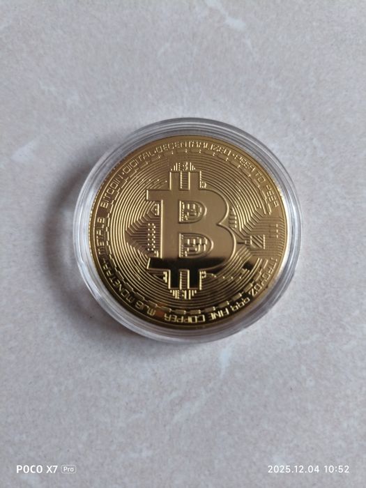 Монета BTC Біткоїн Bitcoin в капсулі gold.