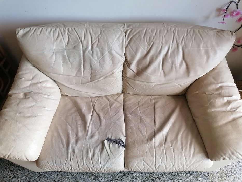 Sofá cama de pele muito usado