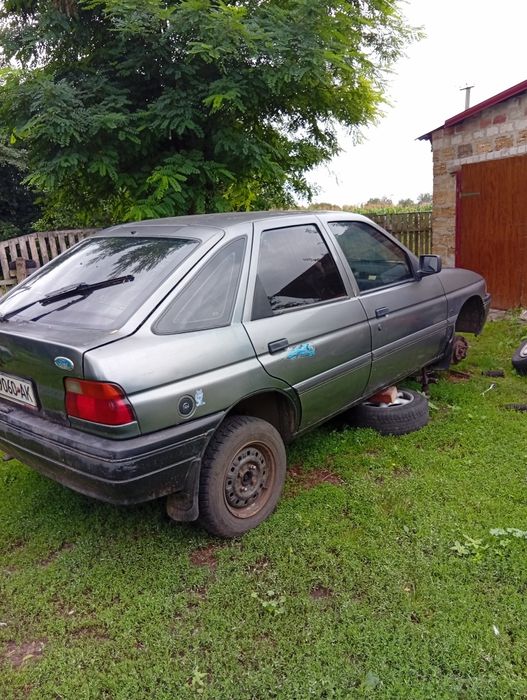 Форд ескорт-1.4,бенз,