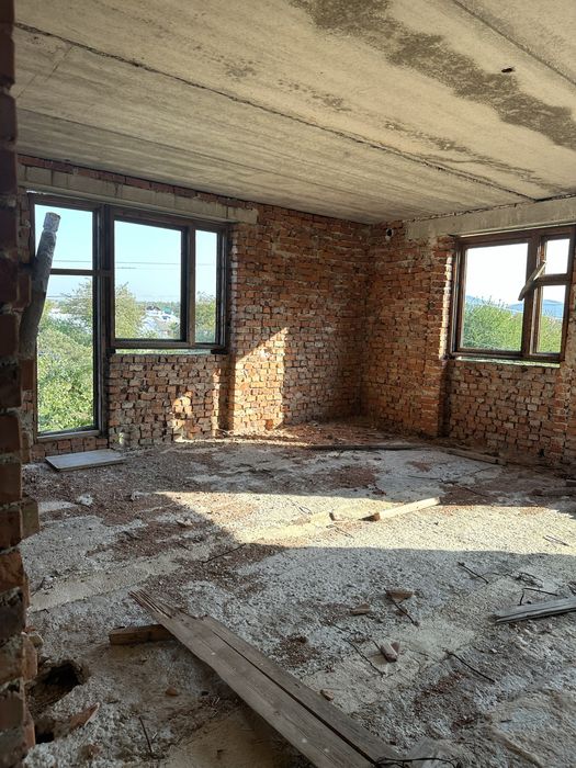 Будинок біля центрального озера м. Надвірна