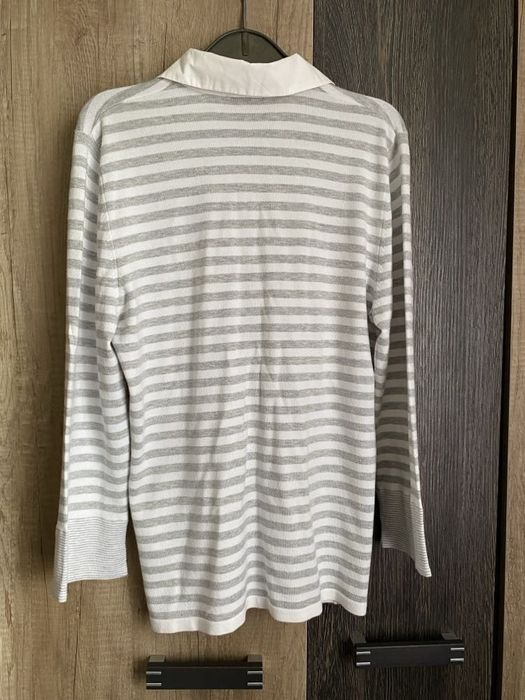 Biały sweterek w szare paski z białym kołnierzem oraz guzikami w rozmi