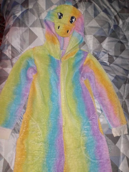 Віддам безкоштовно одяг для дівчат