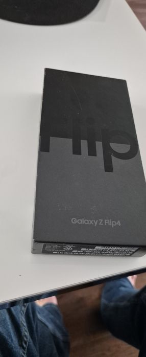 Galaxy z flip 4 .