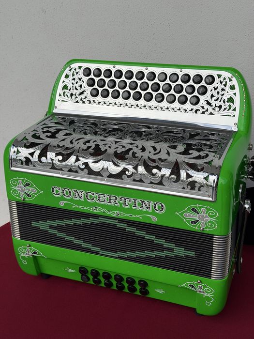 Concertina semi nova Sol dó  fá