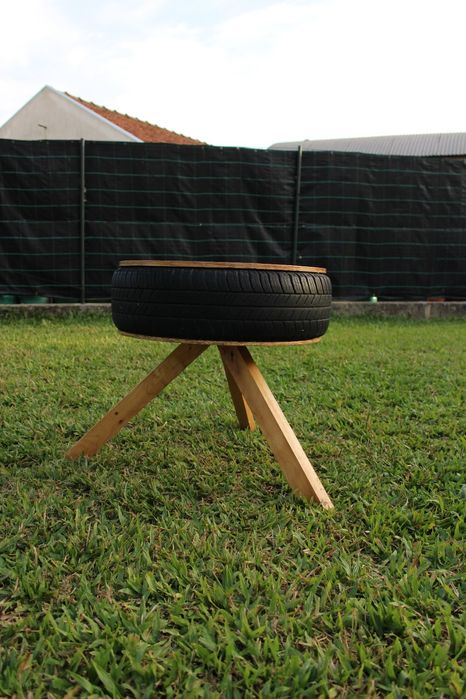 Mesa de jardim nova, feita em madeira e de forma artesanal 
Dimensões: