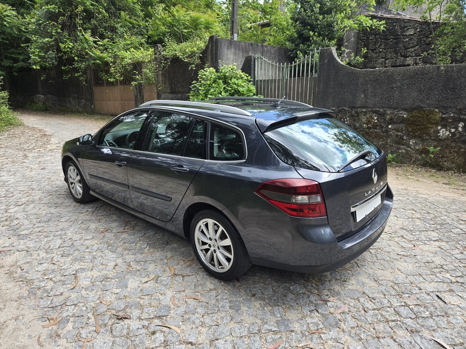 Conforto para viagens com a família em um carro em excelente estado topo de gama foto 3