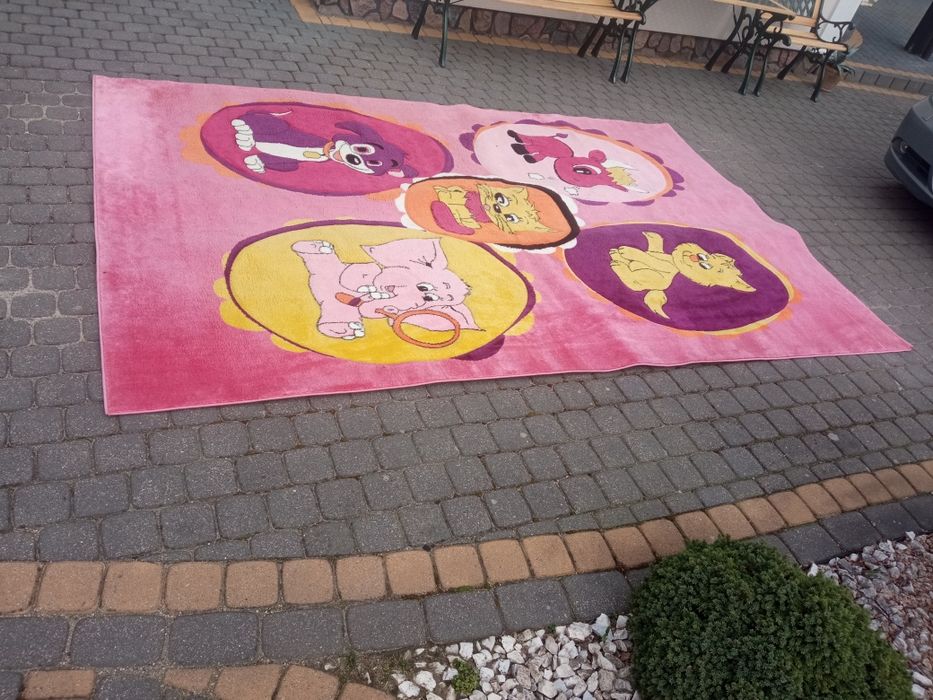 Dywan 2 m x 3 m.