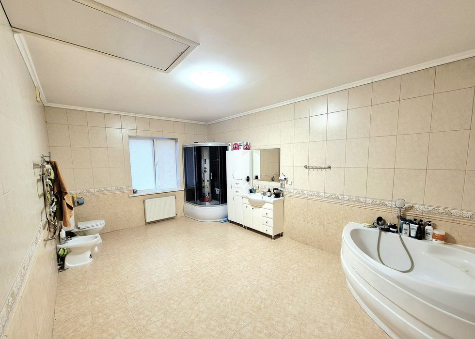 Два будинки з банею та зарибленим власним  озером р-н Аєропорту