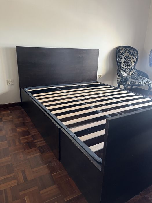 Cama de casal preta estilo IKEA