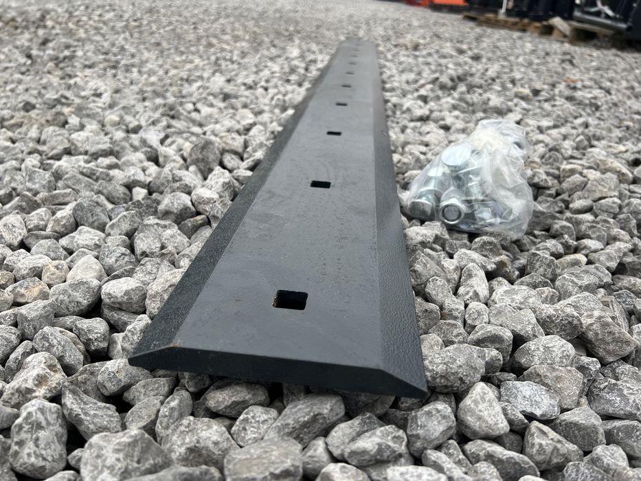 Lemiesz Hardox HB500 otworowany podwójnie ukosowany ze śrubami SONAROL