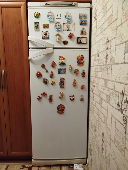 Продам Холодильник Indesit