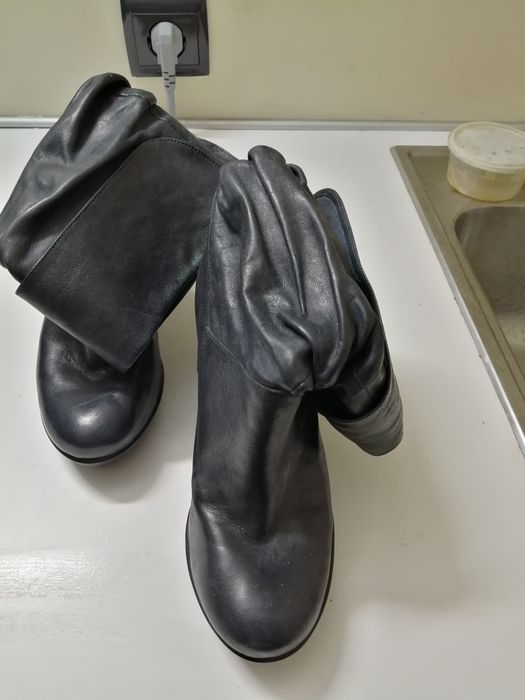 Botas em pele azul marinho