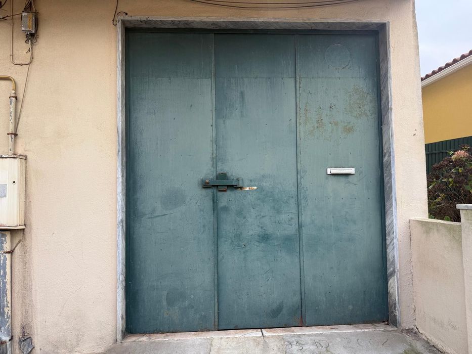 Vendo 2 apartamentos  T2 e uma Loja/Armazém