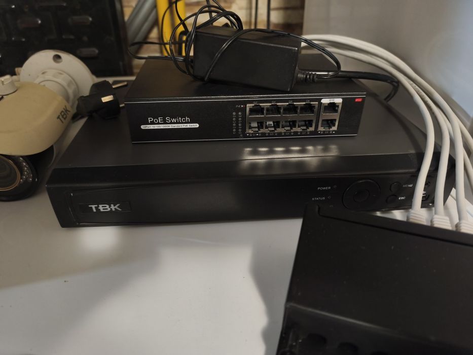 Câmeras de vídeo vigilância TBK bullet/ disco rígido e switch