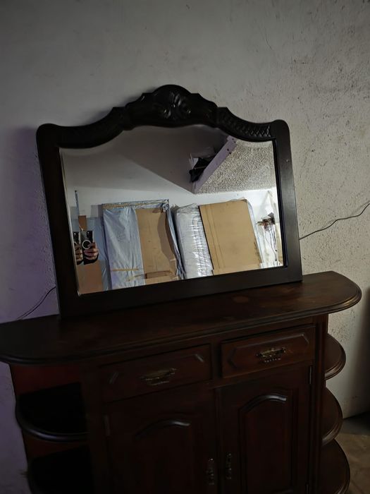 Sapateira e espelho.