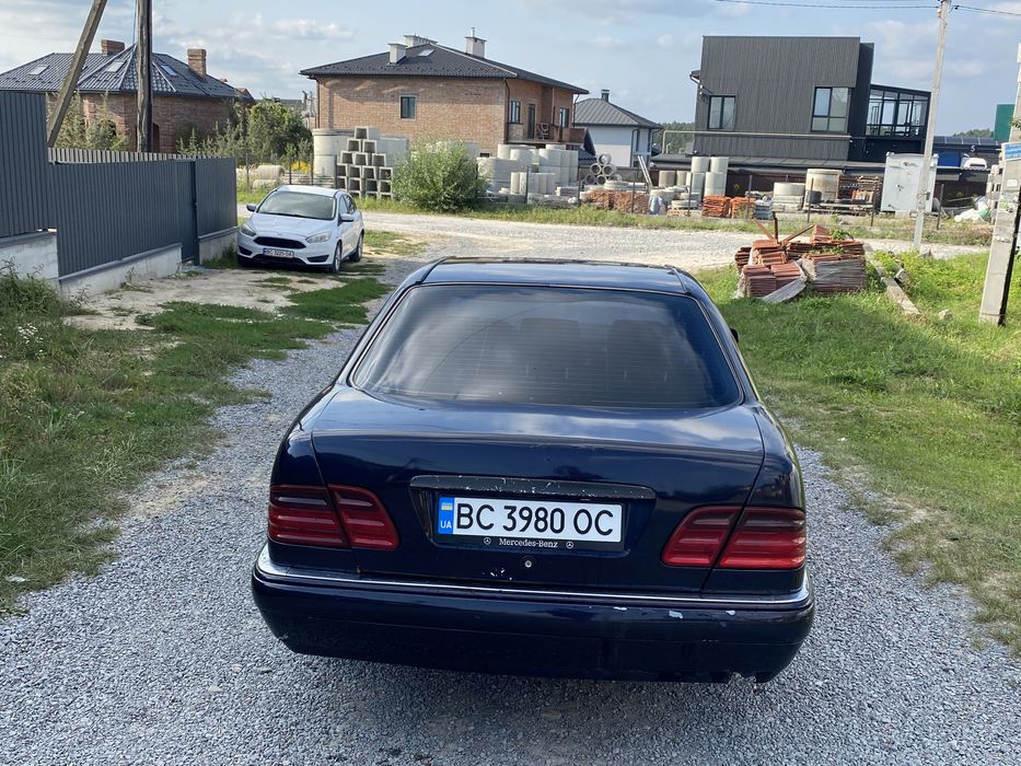 Мерседес Бенс Е210.