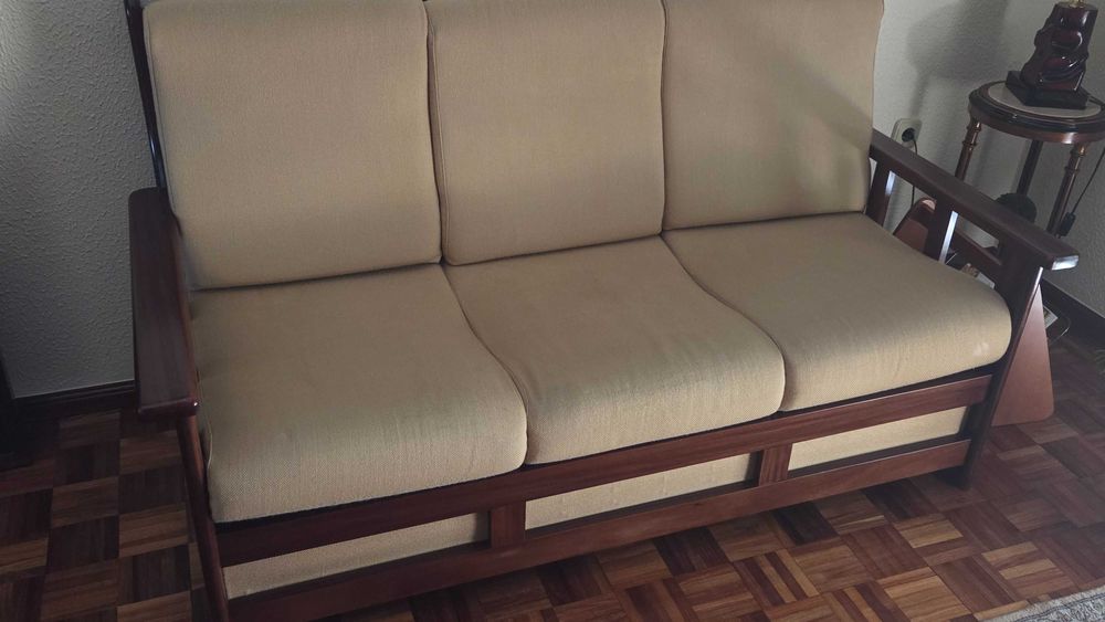 Sofá cama de estrutura madeira