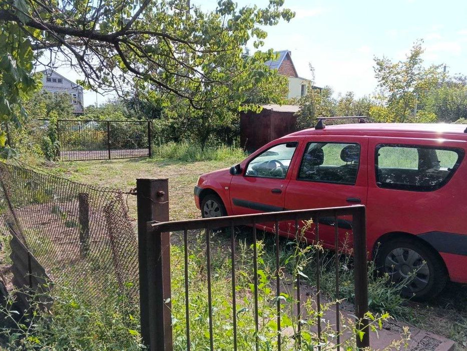 Здається великий 3-поверховий будинок у м. Самар біля річки