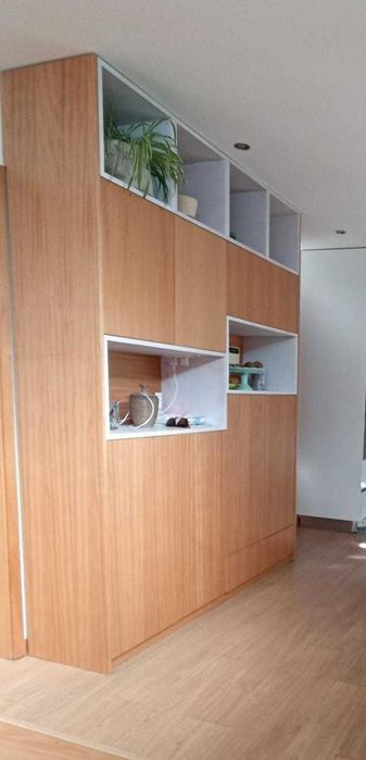 Armário  Modular Moderno (Madeira e Branco) Funcional com muita arrumação Óptimo Estado