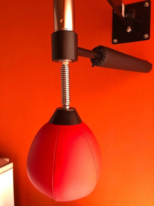 Bola de boxe rapida e braço rotativo