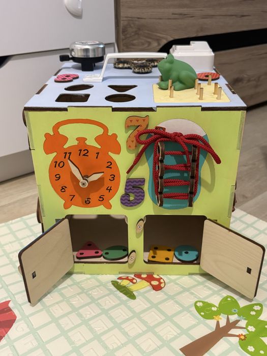 Бізікуб розвиваюча іграшка