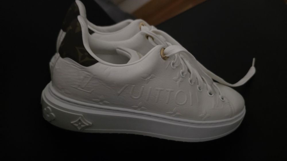 Tenis Louis Vuitton praticamente novos.