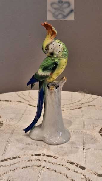 Duża figurka (21 cm) "Papuga na pniu", porcelana Goebel.