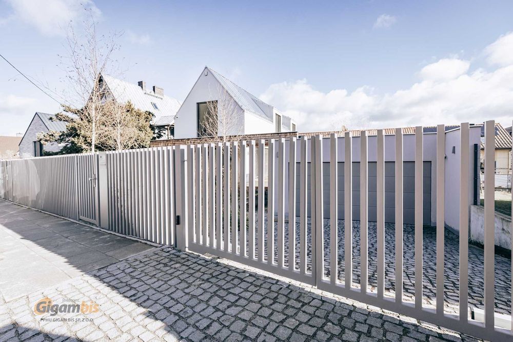ogrodzenie palisadowe pionowe, grzebieniowe, nowoczesne