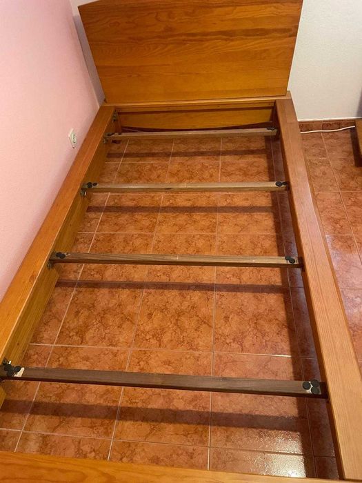 MOBÍLIA DE QUARTO  (Cómoda, mesa cabeceira, guarda fato e cama)