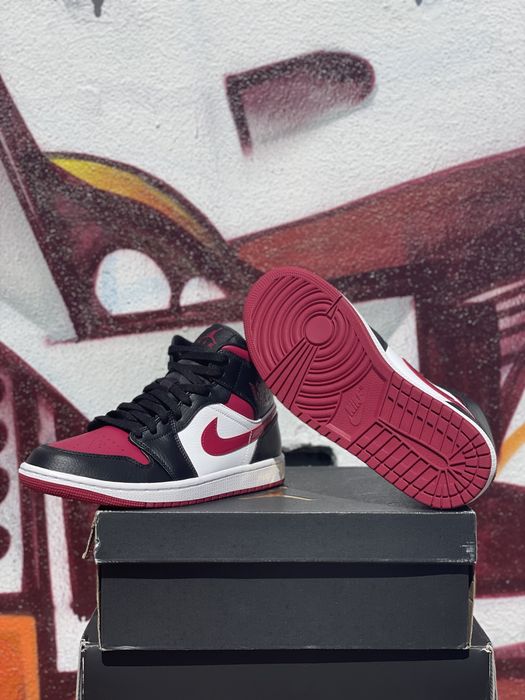 Air Jordan 1 Mid Bred Toe