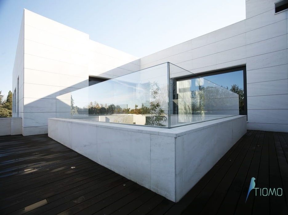 Balustrady całoszklane balkonowe balustrada samonośna w listwie