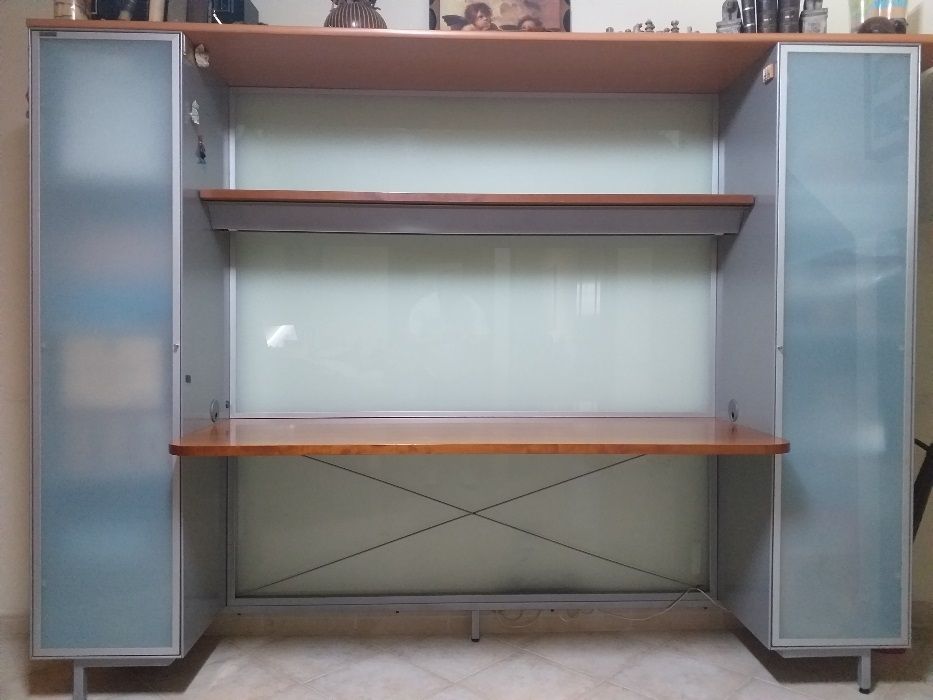 Kemen. Posto ou Estante de trabalho.