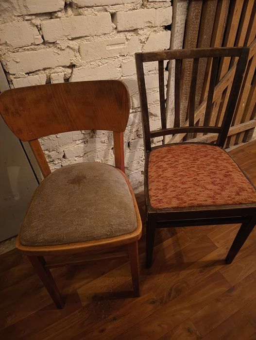 Krzesło PRL w stanie oryginalnym.