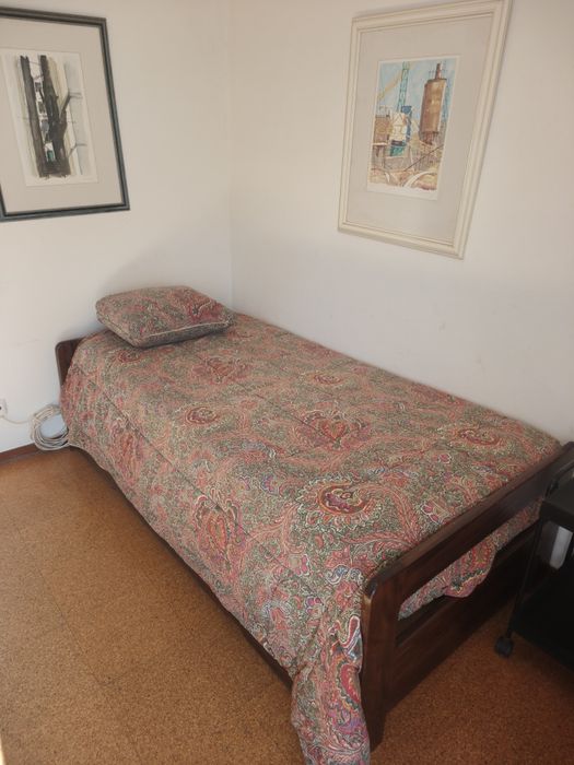 Cama de solteiro com cama auxiliar.