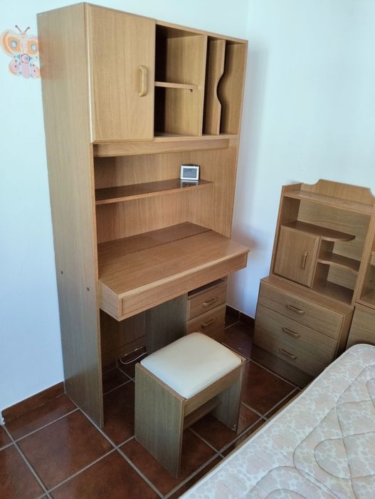 Mobília de Quarto (Cama + escrivaninha + banco + mesas de cabeceira)