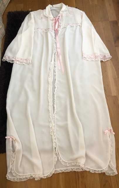 Elegante robe feminino em seda branca com detalhes  em renda