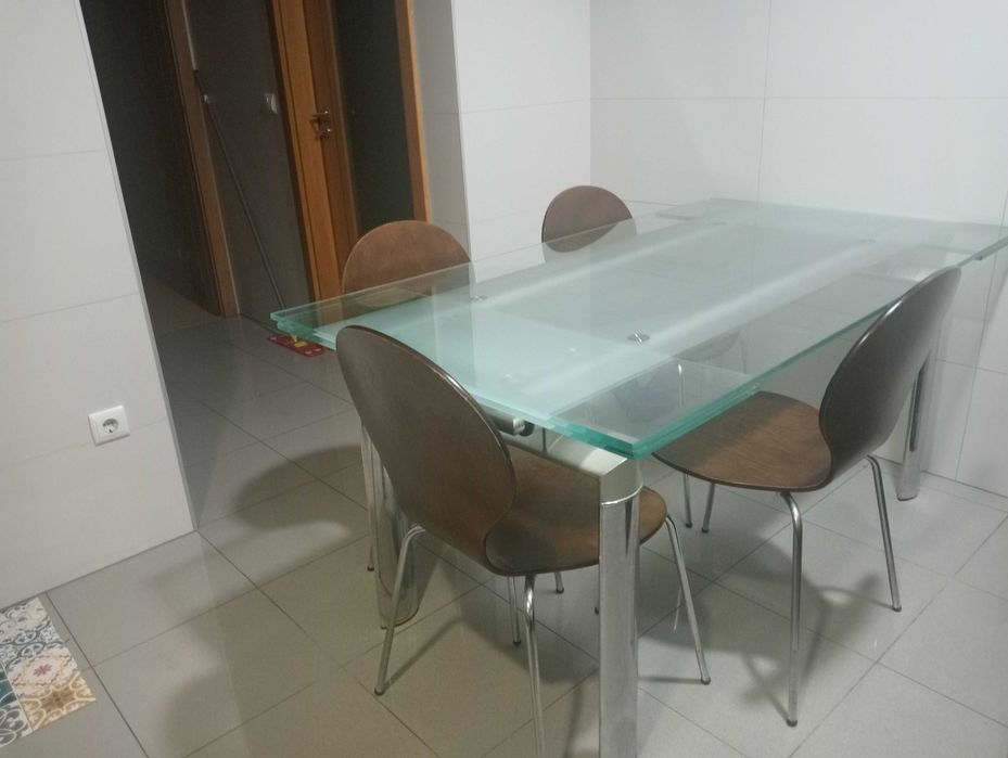 Mesa de refeição de vidro e 4 cadeiras