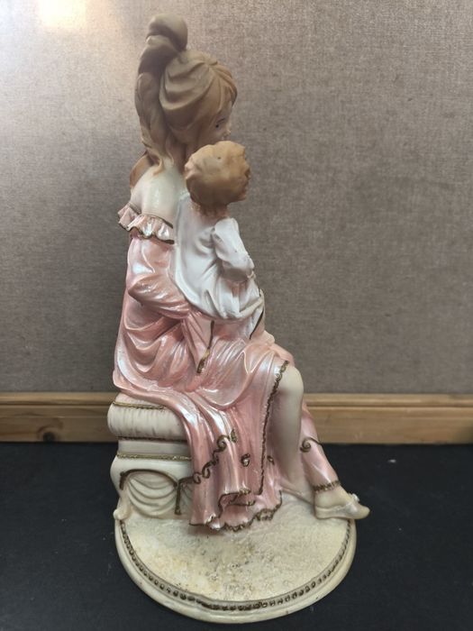 Estatueta Mãe e Filho.
Estatueta Decorativa Clássica Mãe e Filho -lll