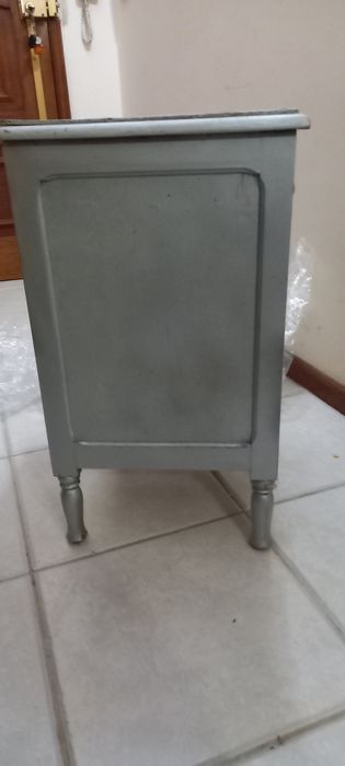 Mesa de cabeceira prateada