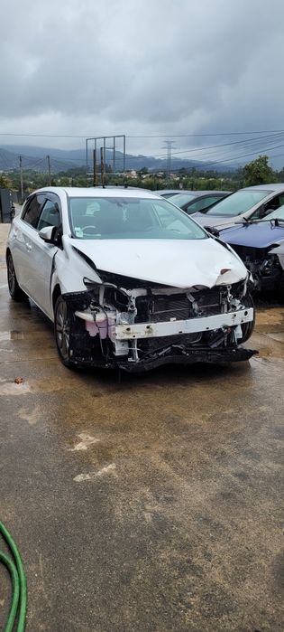 Toyota auris hybrid 2015