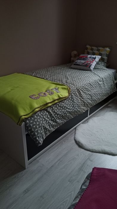 Cama de solteiro com arrumação