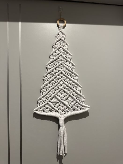 Biala zawieszka - makramowa choinka