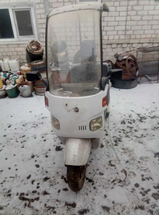 Мопед з дахом трьох колесний. То