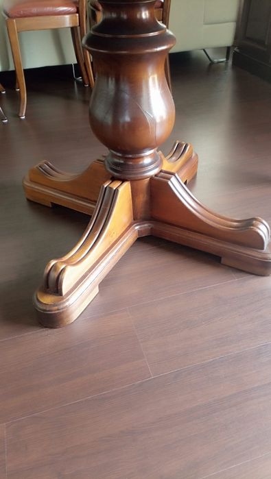 Mesa extensível e cadeiras com tampo em pele